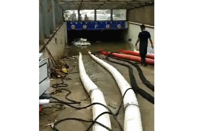 二環(huán)支路沙口路，山東消防兩臺(tái)，我們?nèi)_(tái)潛水泵同時(shí)運(yùn)行，一切正常了