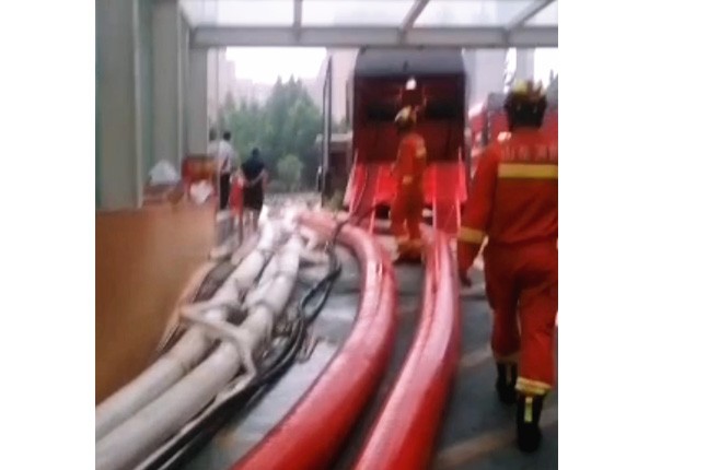 龍吸水和神龍潛水泵一起排水，加油！